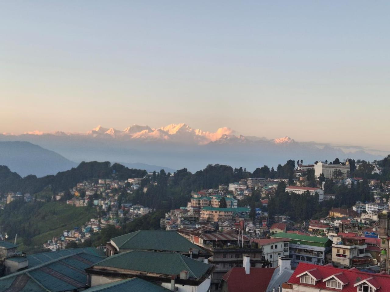Monratino Himadrie -2 Mins Walk From Mall Road - All Rooms Have Kanchenjunga Mountain View ダージリン エクステリア 写真