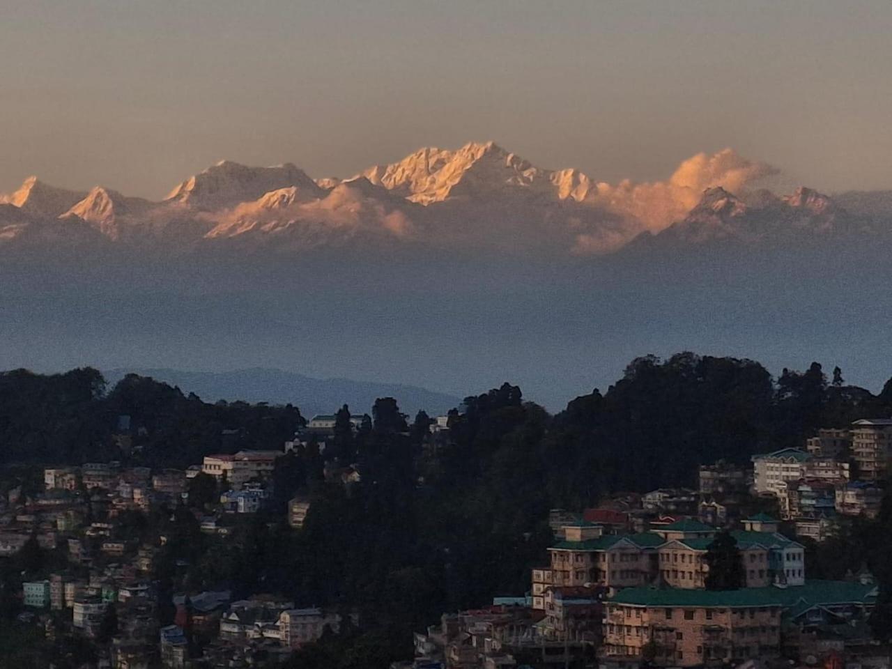 Monratino Himadrie -2 Mins Walk From Mall Road - All Rooms Have Kanchenjunga Mountain View ダージリン エクステリア 写真
